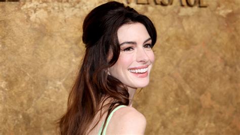 Anne Hathaway's Stunning Transformation .